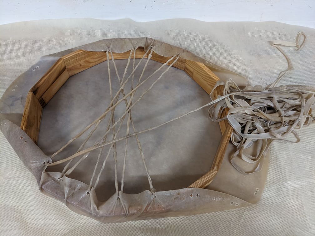 Fabrication de "Tambour chamanique #1 - Cerf et hêtre - 42.7 cm", étape 35