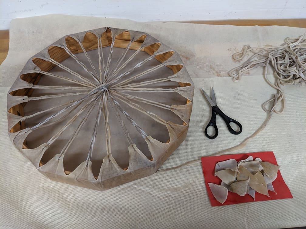 Fabrication de "Tambour chamanique #1 - Cerf et hêtre - 42.7 cm", étape 38